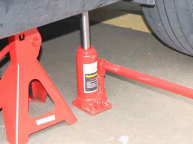 Guide for use of car jack