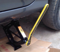 How to adjust the lifting height of the jack when replacing tires on a car