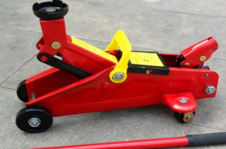 Why are the tires of the horizontal jack made of steel