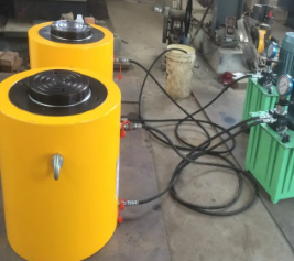 How are the hydraulic cylinders inside the hydraulic jack assembled
